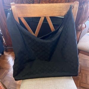 Large Gucci bag, perfect weekend getaway bag!strap missing